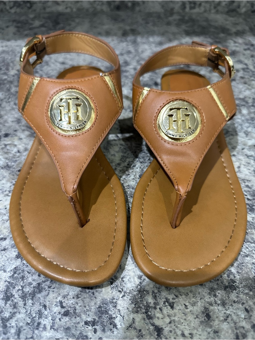 Tommy Hilfiger 1.5” Heel Tan/Brown Leather Thong Sandals w Gold Emblem Size 6.5